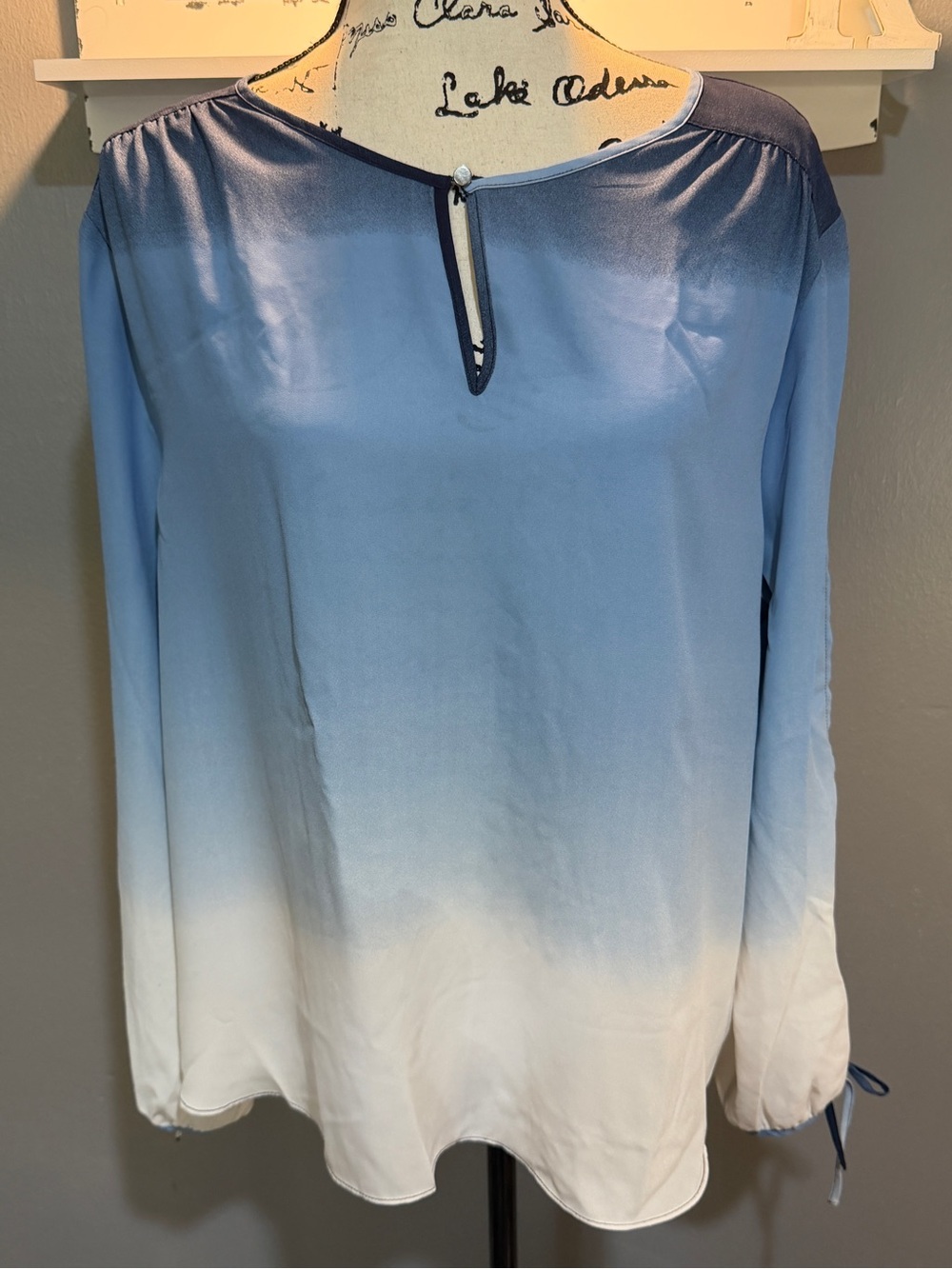 C EST 1946 OMBRÉ BLUE/WHITE LONG OPEN SLEEVE KEYHOLE BLOUSE SZ XL